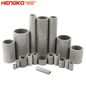 如果您對燒結(jié)不銹鋼濾管筒有任何疑問，您會(huì)在這里找到答案。  一、什么是燒結(jié)不銹鋼濾管筒？    是通過加熱或加壓的燒結(jié)工藝制成的特殊金屬管。根據(jù)您需要的金屬類型，可以選擇燒結(jié)不銹鋼金屬管、燒結(jié)銅金屬管或燒結(jié)青銅金屬管。  二、燒結(jié)金屬管有哪些用途？ 1.食品和飲料行業(yè)：防止食物營養(yǎng)成分被沖走，還可以過濾掉污染物。 2.水力發(fā)電廠為您工廠的渦輪機(jī)提供動(dòng)力。保持電力循環(huán)生產(chǎn)。 3.天然氣生產(chǎn)廠可以捕獲氣體中的小污染物。 4.化學(xué)加工工業(yè)過濾掉有害污染物，提高化學(xué)產(chǎn)品的效率。 5.石油工業(yè)消除污染物來提高石油產(chǎn)品的純度。 6.醫(yī)藥行業(yè)去除藥品中的污染物，并提高藥用價(jià)值     三、燒結(jié)金屬管的優(yōu)點(diǎn)是什么？ 1.材料堅(jiān)固形狀靈活    2.良好的滲透性     3.多種孔隙分布 4.性能穩(wěn)定可以應(yīng)對來自各種流體的高壓而不會(huì)變形。  5.機(jī)械強(qiáng)度高可以在高溫高壓等極其惡劣的環(huán)境中使用。 6.可以調(diào)整孔的大小    7.耐腐蝕和熱沖擊   8.設(shè)備易于清潔，無需長時(shí)間關(guān)機(jī)。  四、選擇燒結(jié)金屬管時(shí)要注意以下幾點(diǎn)：  優(yōu)質(zhì)材料、溫度范圍、微米變化、耐腐蝕、納污能力、機(jī)械強(qiáng)度 需要的高強(qiáng)度（恒歌316不銹鋼濾管正反向流動(dòng)中提供相同的強(qiáng)度）      燒結(jié)金屬管的工作原理  五、什么材料可以制造燒結(jié)金屬管？ 1.燒結(jié)不銹鋼：高機(jī)械強(qiáng)度耐腐蝕，在高壓高溫中高效運(yùn)行不會(huì)損壞；  2.銅粉末燒結(jié)管屬不銹鋼替代品，耐腐蝕且經(jīng)濟(jì)實(shí)惠，但耐溫和強(qiáng)度較差；  3.鎳合金，適用于極端工作條件的燒結(jié)金屬管。     注：燒結(jié)、固化、退火有以下幾個(gè)方面的比較：  1.燒結(jié)：這是一種熱處理方法，會(huì)使粉末狀物質(zhì)形成整體材料，利用粉末中單個(gè)粒子之間發(fā)生的擴(kuò)散?？梢怨虘B(tài)和液態(tài)下發(fā)生。     金屬粉末  2.養(yǎng)護(hù)：是用來加速化學(xué)反應(yīng)的技術(shù)，適用于高分子及高分子材料復(fù)合。當(dāng)熱固性聚合物在室溫下無法在合理時(shí)間內(nèi)固化時(shí)，您將使用固化爐應(yīng)用高溫來實(shí)現(xiàn)固化過程。  （例如，當(dāng)您將預(yù)浸碳纖維覆蓋在模具上時(shí)可以固化它，使它保持模具的形狀，單體會(huì)在固化溫度下迅速反應(yīng)，從而形成熱固性聚合物，使預(yù)浸墊物質(zhì)變硬。）  3.退火：是一種熱處理技術(shù)，用于使用非常高的溫度來減輕物質(zhì)的應(yīng)力，降低處理物質(zhì)中原子間鍵內(nèi)的內(nèi)應(yīng)力和整體彈性能。此外，它是指金屬熱處理、高性能聚合物和陶瓷玻璃的術(shù)語。  （例如，您可以將冷軋鋼坯退火，制成另一種產(chǎn)品，當(dāng)內(nèi)部應(yīng)力不推薦時(shí)，例如在進(jìn)行機(jī)加工之前，您可使用此過程，機(jī)械加工通過去除材料來改變內(nèi)應(yīng)力的分布。     六、有哪些類型的燒結(jié)金屬管： 1.燒結(jié)多孔金屬管金屬管上的孔有助于過濾過程，運(yùn)營成本低，但由于表面積小效率較低。     2.褶皺燒結(jié)金屬管表面積大于多孔金屬管，過濾效率高，但成本也高。     七、能清洗燒結(jié)金屬管嗎？ 建議定期清潔設(shè)備上累積的污染物提高效率，確保其經(jīng)久耐用并發(fā)揮最佳性能，延長使用壽命。  在 Hengko我們將幫助您獲得合適的燒結(jié)不銹鋼濾管筒以滿足獨(dú)特的應(yīng)用要求。您有任何疑問，請隨時(shí)聯(lián)系我們的團(tuán)隊(duì)。m.cxjxjn.com